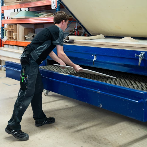 Blick hinter die Kulissen🔧
Hier siehst du einen unserer Mitarbeiter in Aktion: An der Vakuumpresse erhitzt er eine HI-MACS®-Platte, die später zu einem individuellen Lavabo geformt wird. Das...