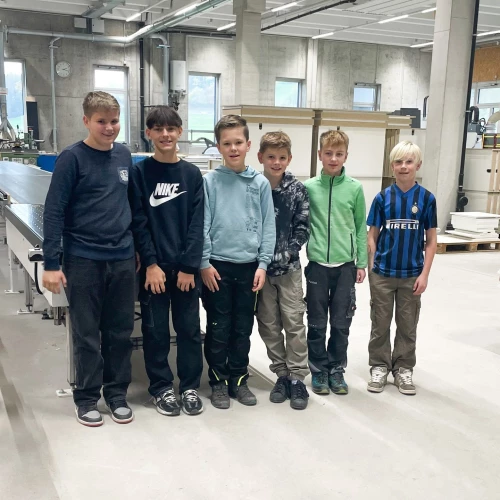 Es ist wieder Zukunftstag! 👷♂️👷♀️
6 Jungs schnuppern heute in unserer Manufaktur Schreinerluft. 🌲🔨
Von A bis Z dürfen die 5.- bis 7.-Klässler ein Schneidebrett selbst herstellen und sogar in...