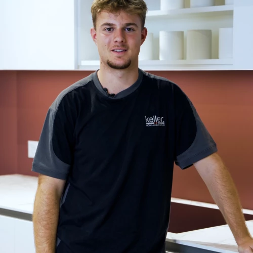 Bei Keller Züberwangen zählt nicht nur Holz — sondern auch der Mensch. 🪵👷🏼
Justin im 3. Lehrjahr schätzt die Vielfalt des Materials🪵, das starke Miteinander im Team 🤝 und die Unterstützung bei der...