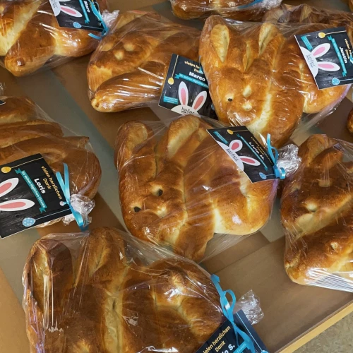 🐰Die Osterhasen sind los!🐰
Handwerkskunst aus der Backstube für unser Möbelmanufaktur-Team:
Unsere «Zopfosterhasen» wurden von der regionalen Bäckerei Näf in Zuckenriet, die wir zu unseren...